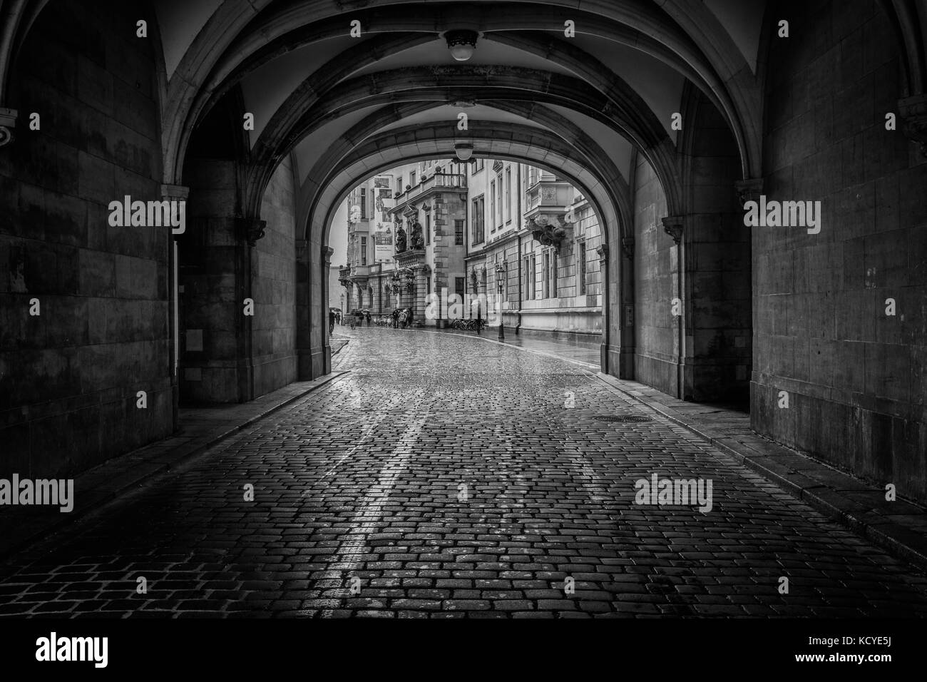 Auf der Suche durch die georgenbau in der schlossstrasse in einer stürmischen Oktober Tag in Dresden. Stockfoto