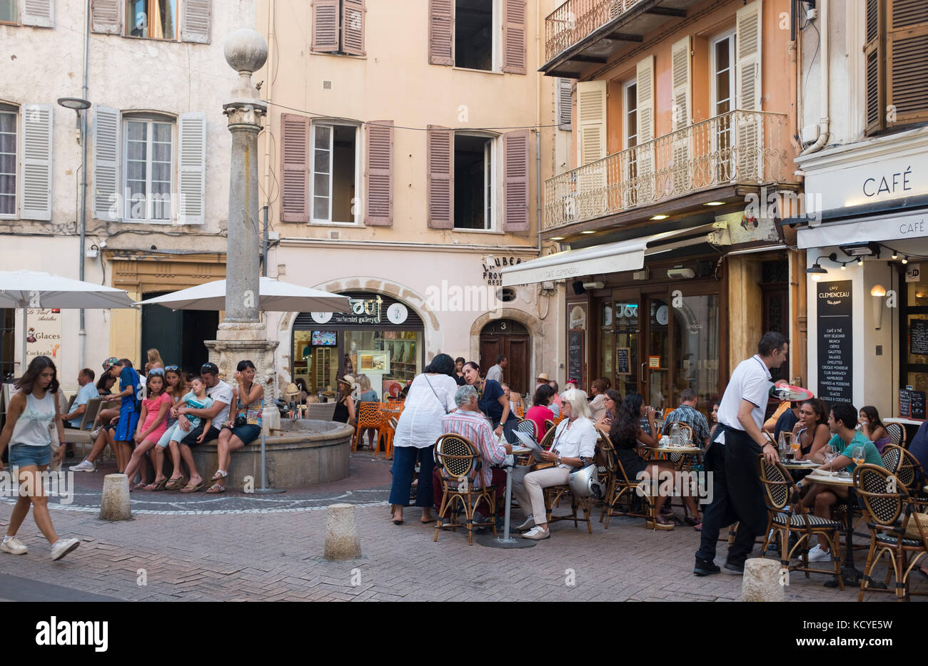Die Menschen Essen im Cafe Clemenceau in der Nähe von Fontaine de Vakantiehuis, Antibes, Cote d'Azur, Provence-Alpes-Cote d'Azur, Frankreich. Stockfoto