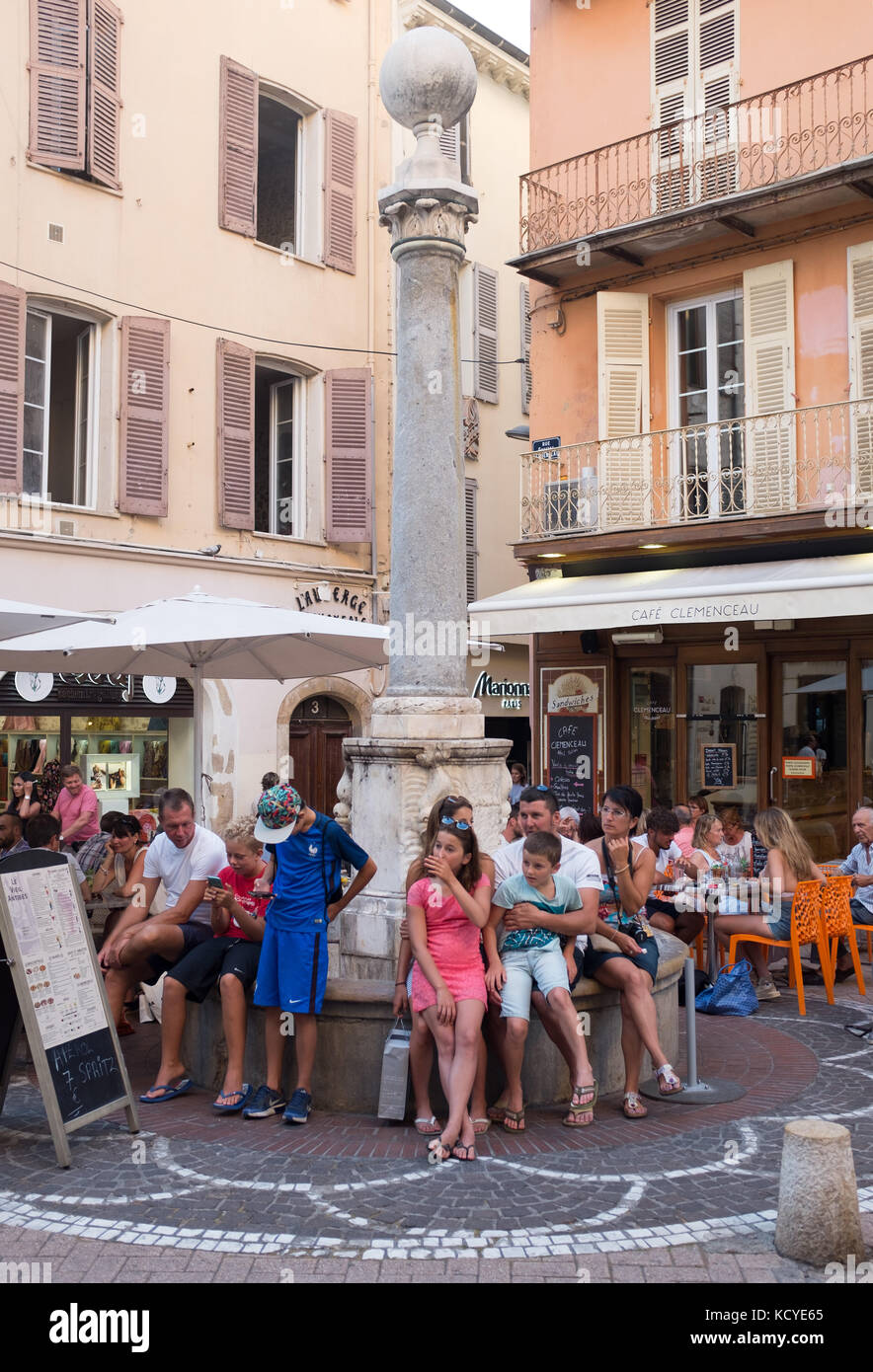 Die Menschen Essen im Cafe clemenceau in der Nähe von Fontaine de Vakantiehuis, Antibes, Cote d'Azur, Provence-alpes-côte d'Azur, Frankreich. Stockfoto
