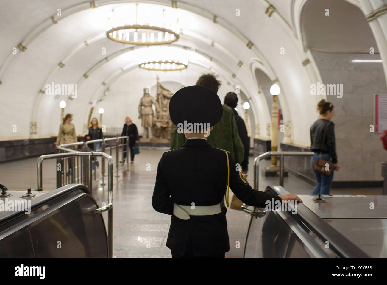 UN jeune écolier d’une école militaire une rame du métro. IL EST pas rare de voir des costumes militaires, l’esprit de l’école militaire EST apparu en Stockfoto