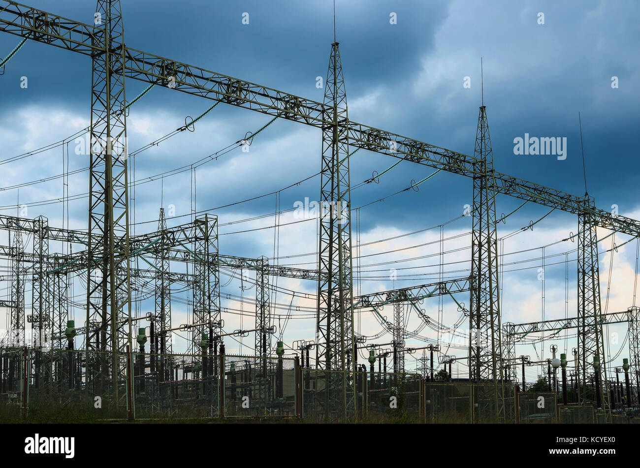 Verteilung der elektrischen Unterstation mit Stromleitungen und Transformatoren Stockfoto