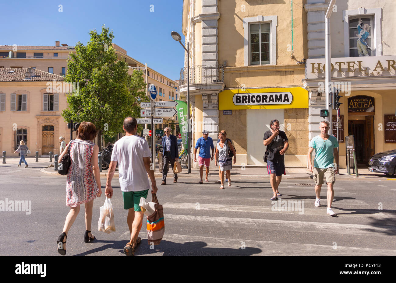 Aix-en-Provence, Frankreich - Menschen überqueren die Straße. Stockfoto