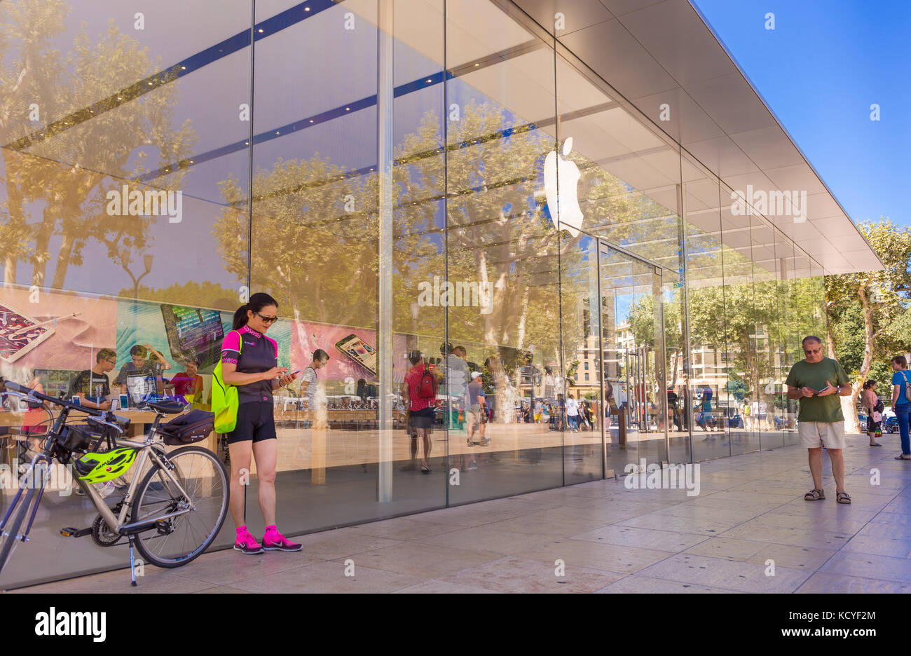 Aix-en-Provence, Frankreich - Apple Store Exterieur und Menschen, im La Rotonde. Stockfoto