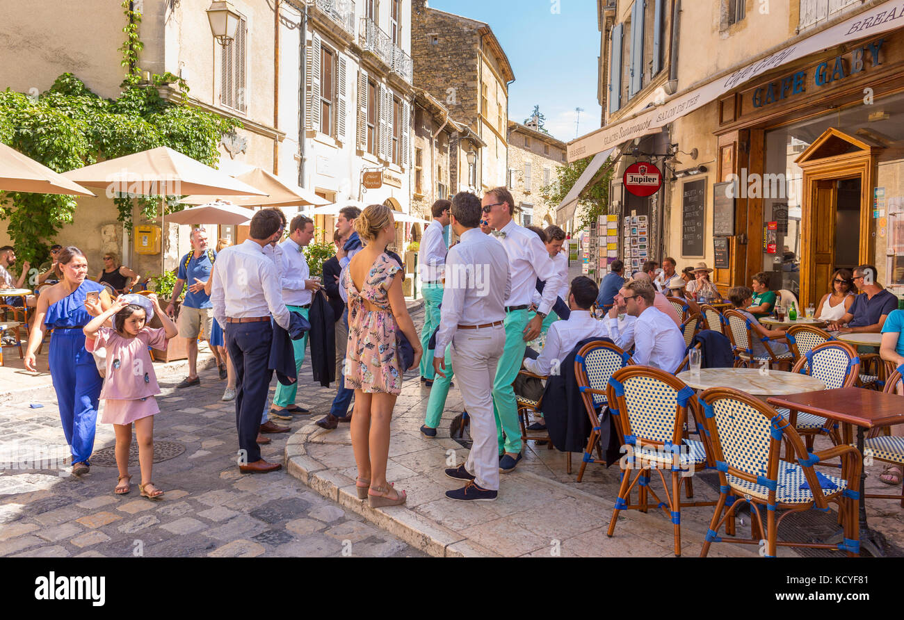 In Lourmarin, Provence, Frankreich - Menschen im Cafe Gaby, in Lourmarin, einem Dorf in der Landschaft von Luberon, Region Vaucluse. Stockfoto