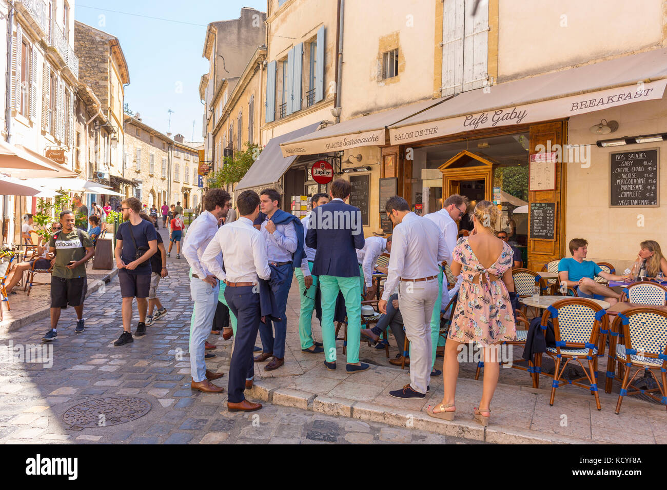 In Lourmarin, Provence, Frankreich - Menschen im Cafe Gaby, in Lourmarin, einem Dorf in der Landschaft von Luberon, Region Vaucluse. Stockfoto