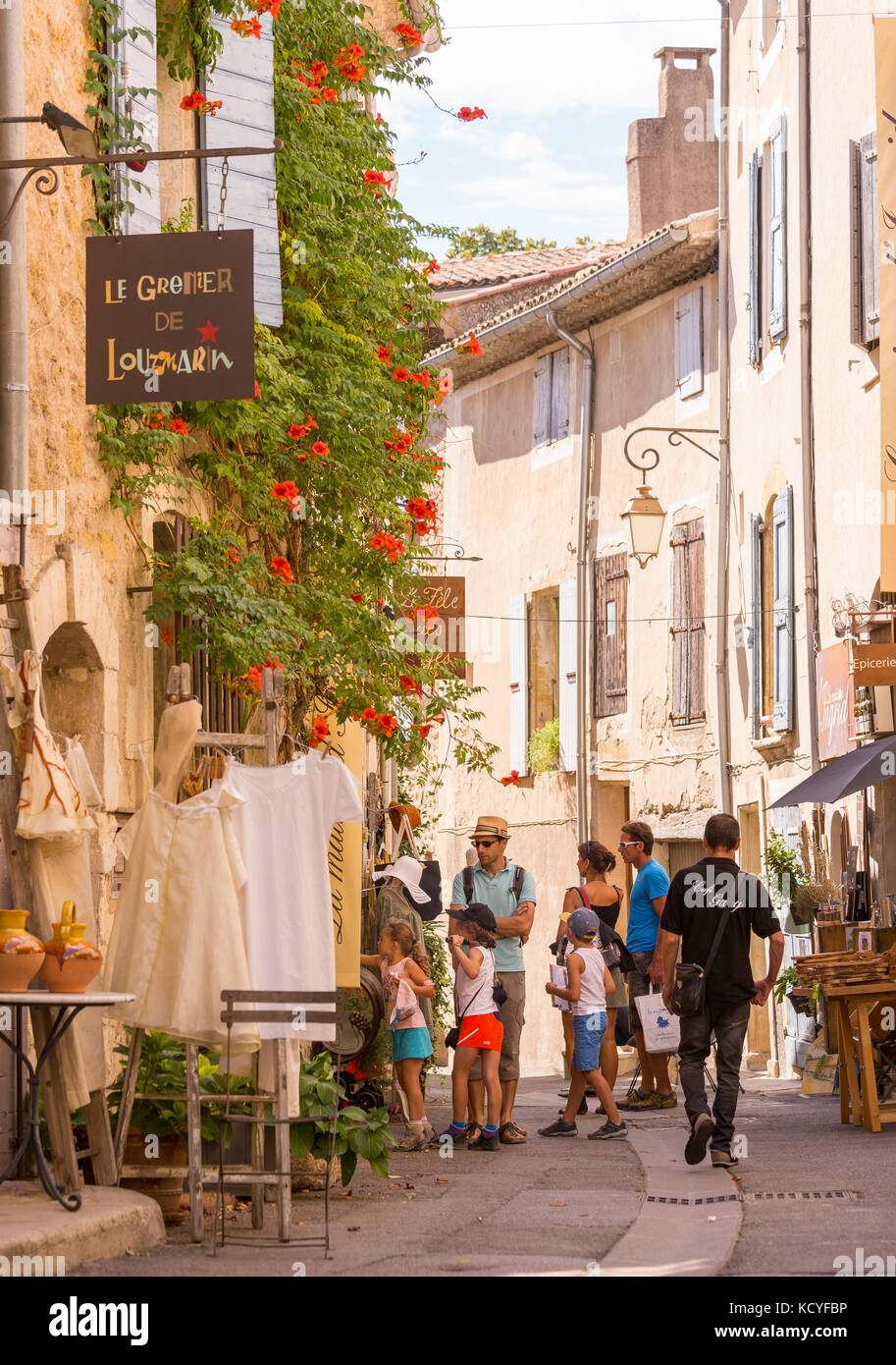 In Lourmarin, Provence, Frankreich - Lourmarin, einem Dorf in der Landschaft von Luberon, Region Vaucluse. Stockfoto