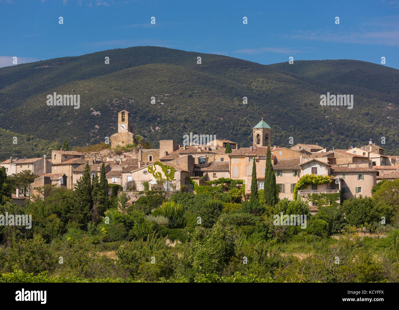 In Lourmarin, Provence, Frankreich - Lourmarin, einem Dorf in der Landschaft von Luberon, Region Vaucluse. Stockfoto