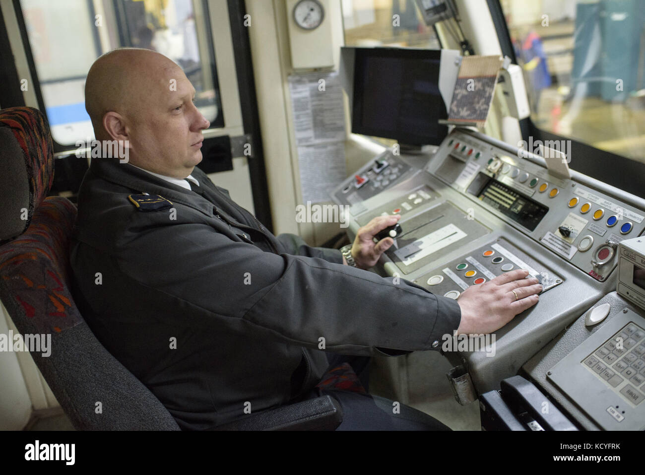 Dmitry khabarov gearbeitet hat 17 Jahre lang an der metropolitain, er ist ein rudern Fahrer, er kommt jeden Tag in das Depot Center seinen Tag zu beginnen. Er worke Stockfoto