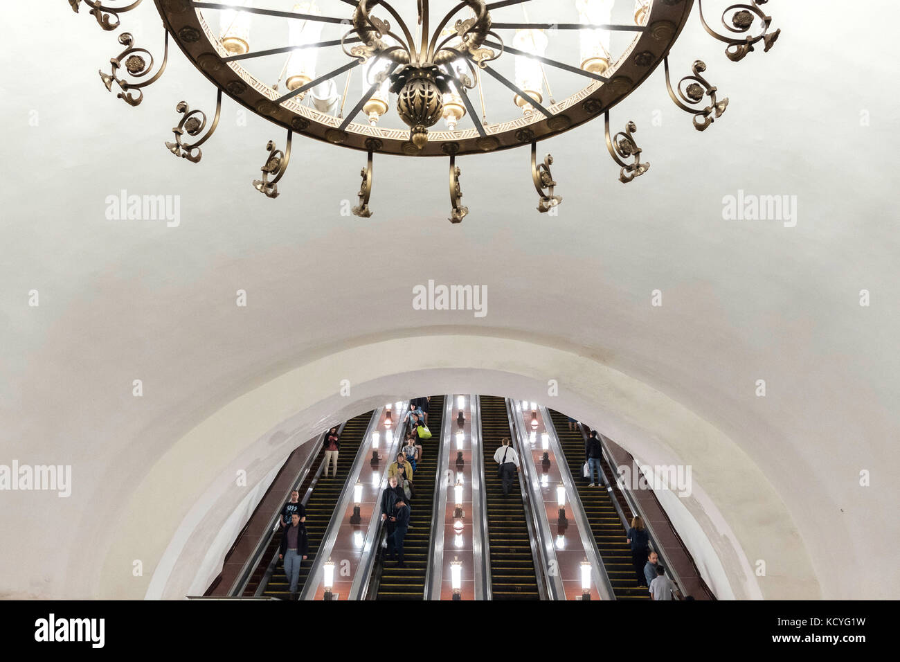 Les escaliers de la Station Komsomolskaya ressemblent à une énorme grotte Baroque. Les Stations du métro de Moscou sont parmi les plus profondes du Mo Stockfoto