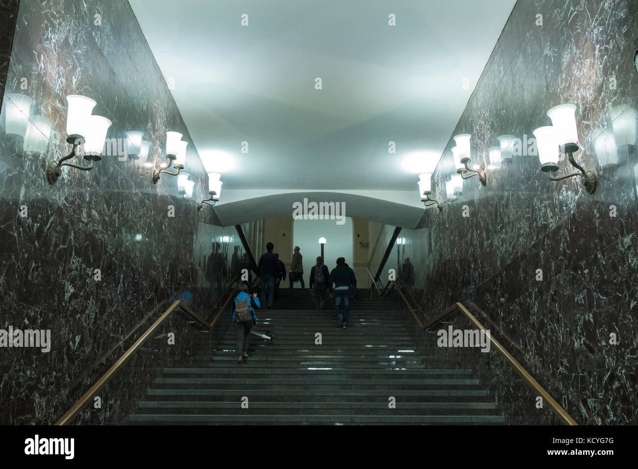 Der Bahnhof wurde von den Architekten G. Sacharkow und z. Tschernyscheva unter der Aufsicht von Iwan Zholtowski entworfen, die den Stalin-Preis im Jahr 1 erhielten Stockfoto