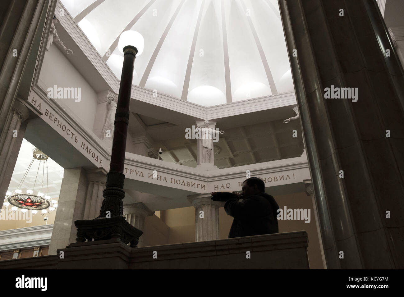 Der Bahnhof wurde von den Architekten G. Sacharkow und z. Tschernyscheva unter der Aufsicht von Iwan Zholtowski entworfen, die den Stalin-Preis im Jahr 1 erhielten Stockfoto