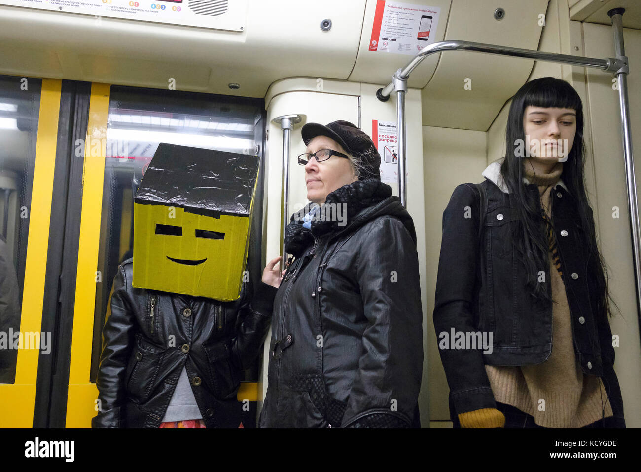 Les enfants moscovites ont l’habitude de se déguiser en robots, chaque semaine, ils se réunissent en petit groupe pour jouer Ensemble. Moscou, mai 201 Stockfoto