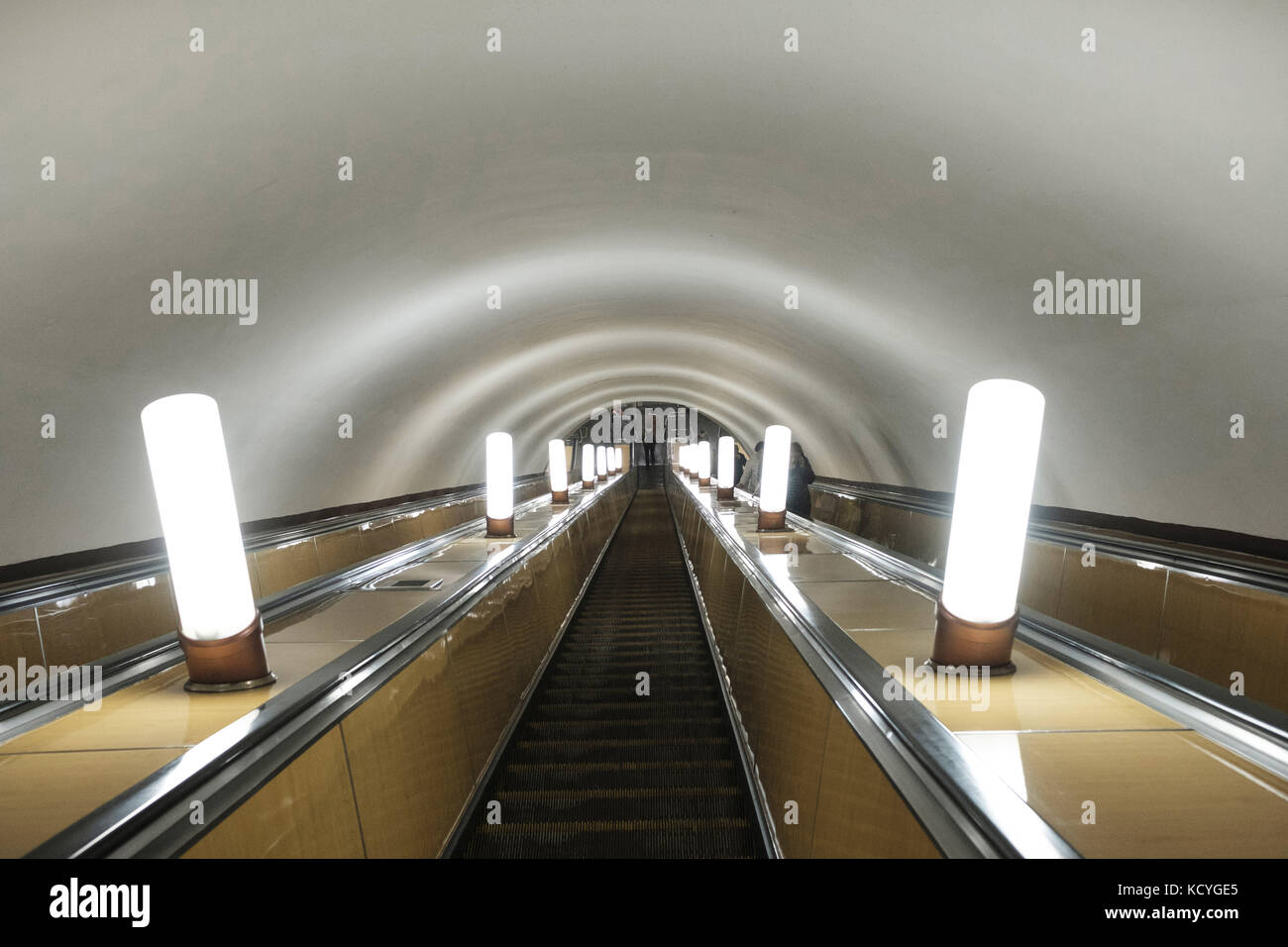 Die Rolltreppe, die von der Moskauer Metro, Moskau, Mai 2017 Stockfoto