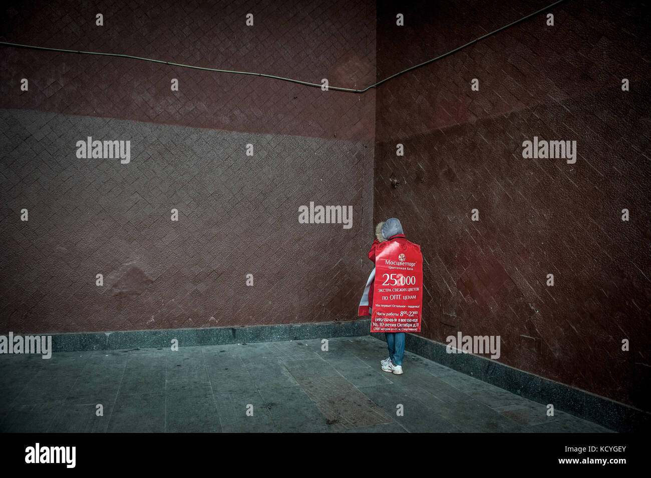 Eine Femme sandwitch se Cache a la sortie du Metro, le 1 Octobre 2013, A Moscou, Russie. Les petits boulots en Russie permettent à des Millions de Russ Stockfoto