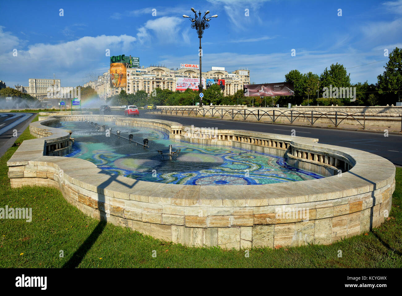 Union Square Brunnen und Palast des Parlaments (Casa Poporului), Union Boulevard (Bulevardul Unirii) in Bukarest, Rumänien Stockfoto