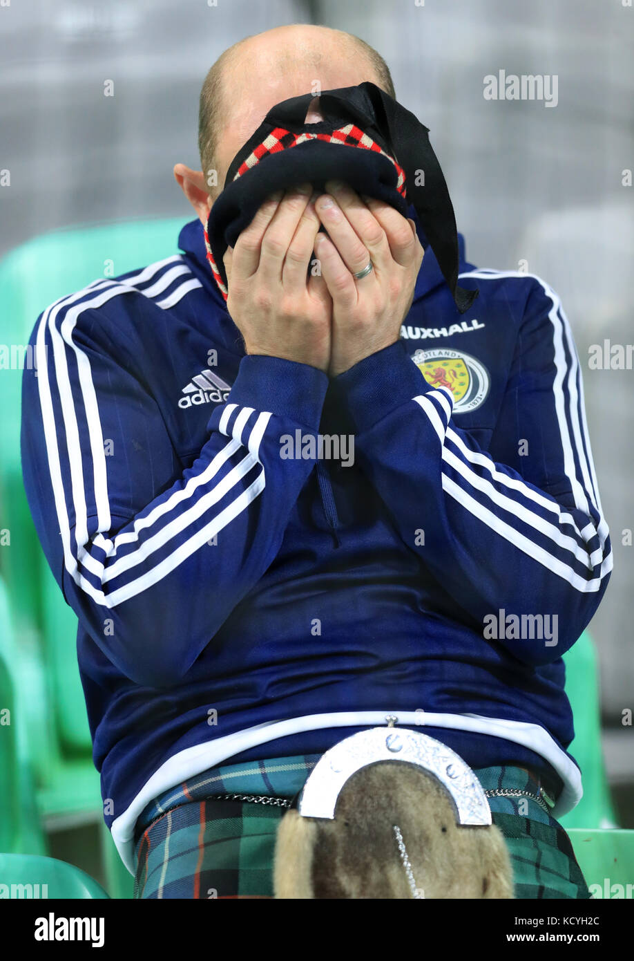 Ein Schottland-Fan erscheint nach dem finalen Pfeifen während des FIFA World Cup Qualifying Group F-Spiels 2018 im Stadion Stozice, Ljubljana, niedergeschlagen. Stockfoto