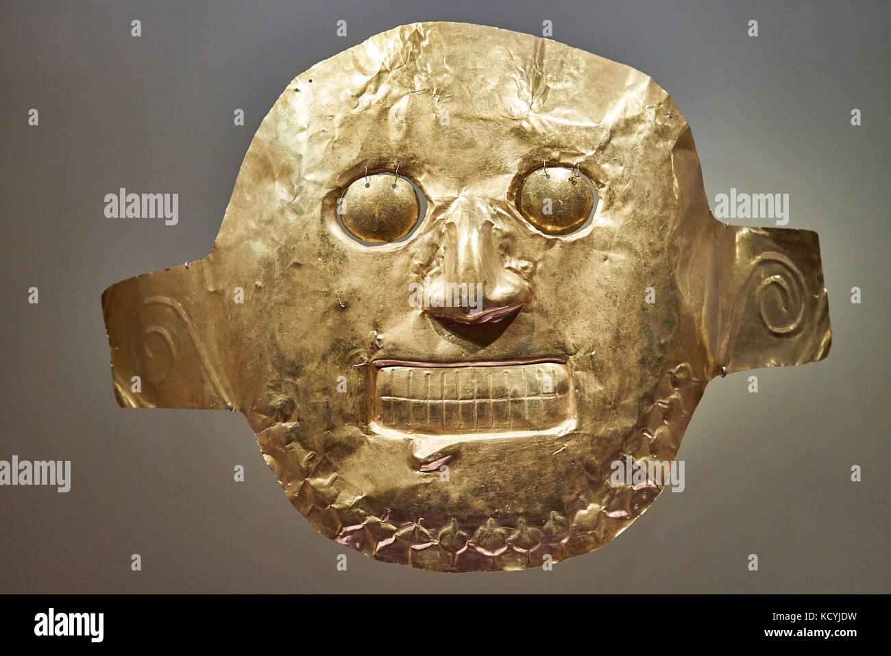 Goldene Maske, Stücke der Ausstellung in Gold Museum oder das Museo del Oro, Bogota, Kolumbien, Südamerika Stockfoto
