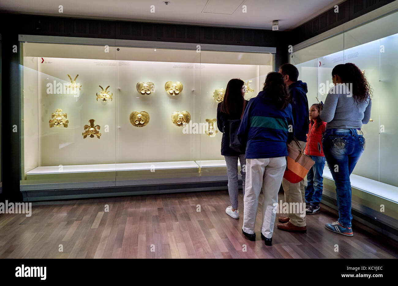 Touristen, im Kabinett Ausstellungsraum von Gold Museum oder das Museo del Oro, Bogota, Kolumbien, Südamerika Stockfoto