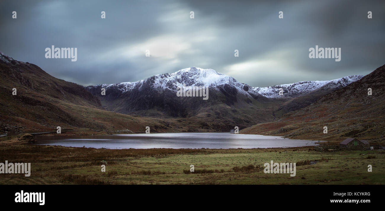 Llyn Ogwen mit schneebedeckten Y Garn in den Hintergrund in Wales, Großbritannien Stockfoto