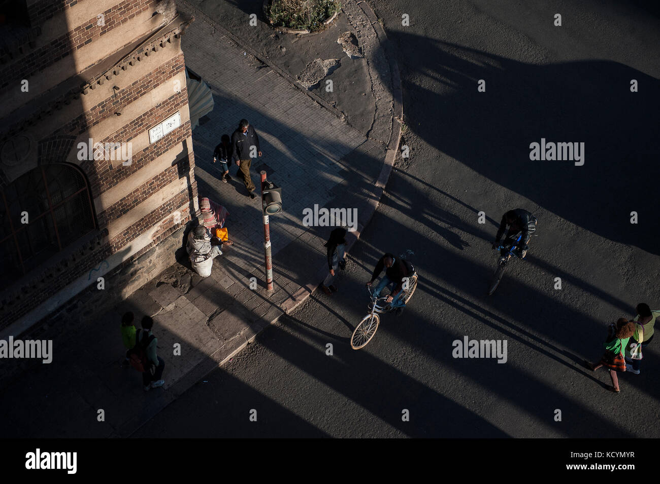 Vue plongeante sur l'Avenue de l'indépendance de fin de journee. Immeubles et Rues d'Asmara. Ces batiments datent de l'époque Italienne. Mars 2013. Bu Stockfoto