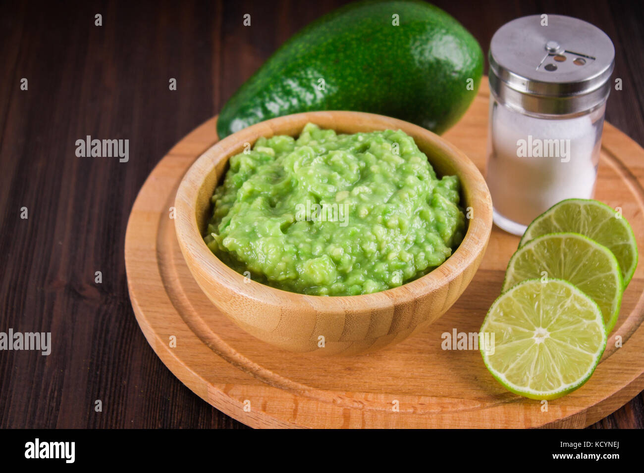 Avocado Guacamole auf molcajete echten mexikanischen traditionellen Verfahren. Stockfoto