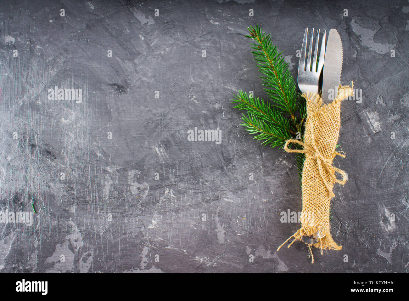 Gabel mit einem Messer in die Entlassung auf grauem Hintergrund. Stockfoto