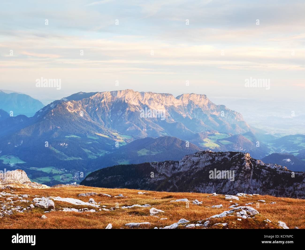 Blick von oben auf die alpine Berg der Berge um. Frühling in den Bergen