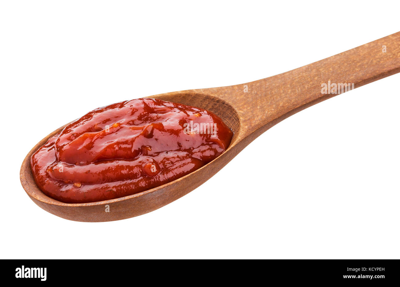 Ketchup in hölzernen Löffel. Tomatenmark auf weißem Hintergrund mit Freistellungspfad isoliert Stockfoto