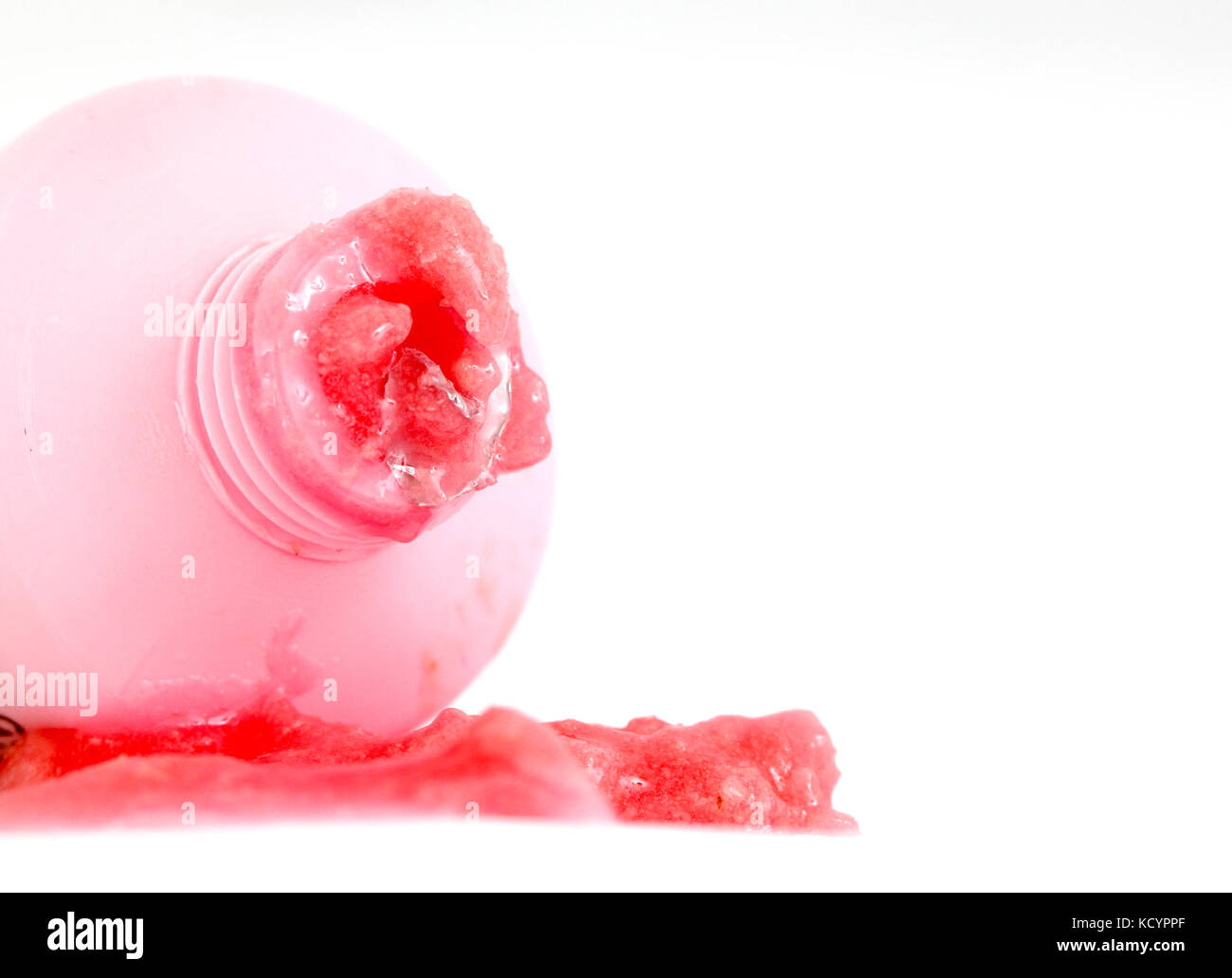 Kaugummi mit Erdbeeraroma strömt aus Rohr auf Weiß Stockfotografie - Alamy