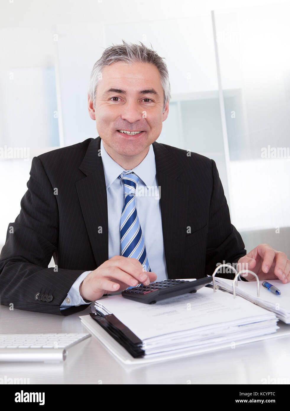 Portrait von Reifen Geschäftsmann Berechnung Finanzierung im Büro Stockfoto