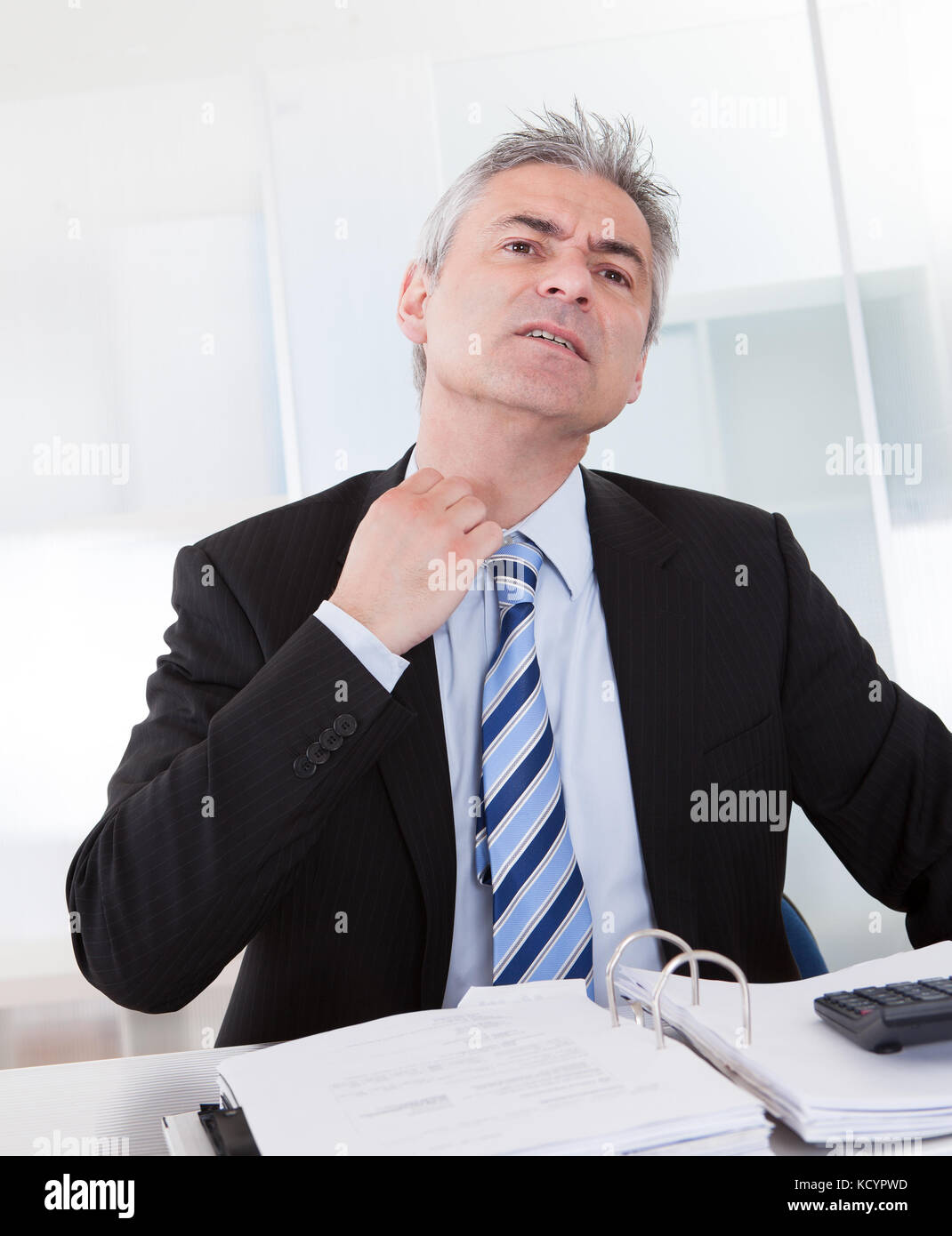 Portrait von Reifen Geschäftsmann Stellring am Schreibtisch Stockfoto