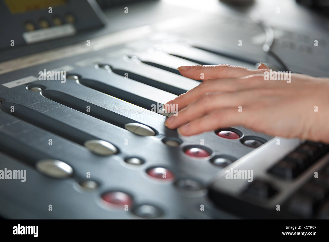 Radio Host über Musik Mixer im Studio Stockfoto