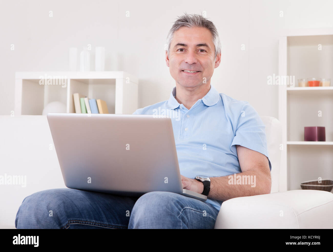 Portrait von Happy Reife mit Laptop auf der Couch Mann Stockfoto