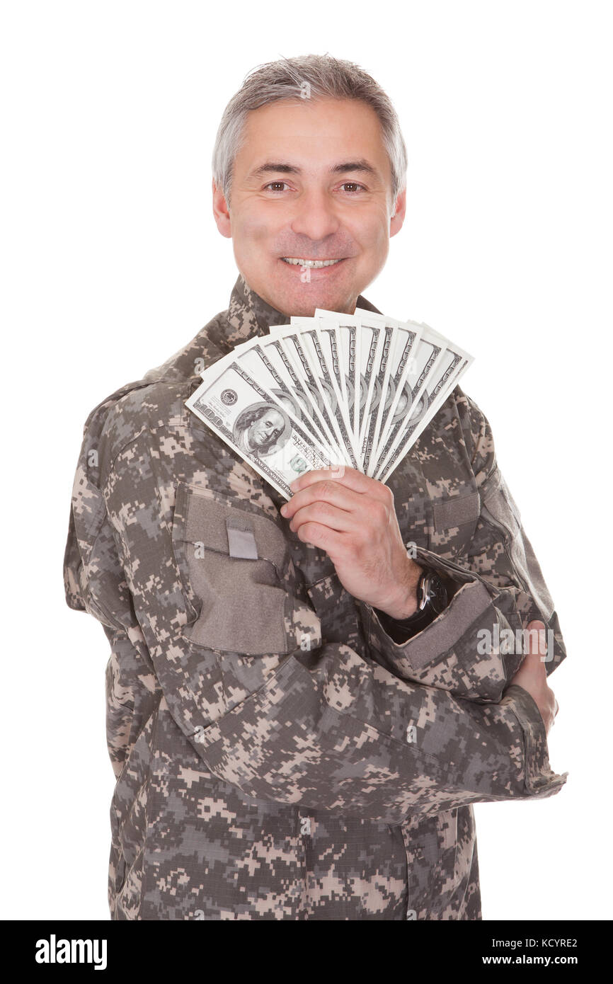 Gerne reife Soldat Holding 100 Dollar-Scheine auf weißem Hintergrund Stockfoto