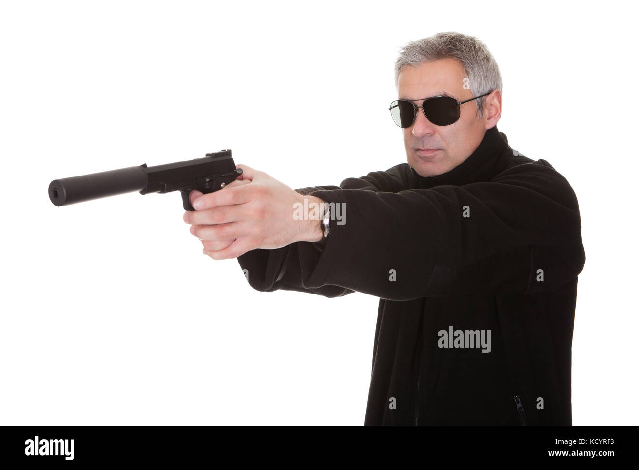Reifer Mann mit weißem Hintergrund mit Pistole Stockfoto