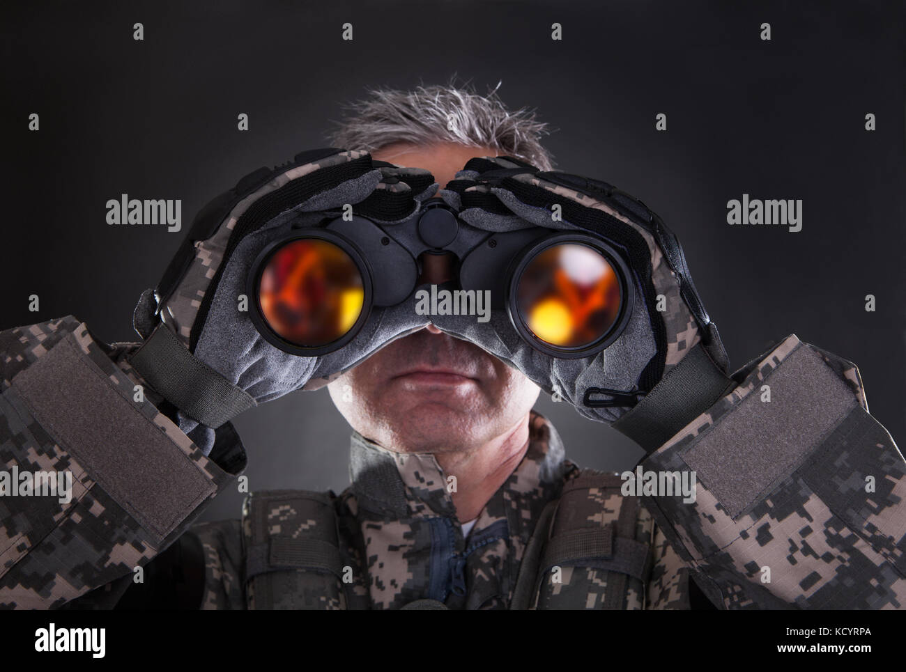 Reife Soldat Blick durch ein Fernglas auf schwarzem Hintergrund Stockfoto