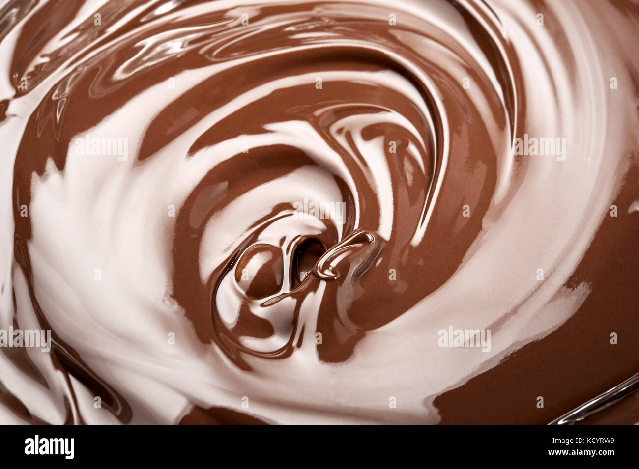 Geschmolzene Schokolade swirl Hintergrund. Glänzend splash von Schokolade Textur. Stockfoto