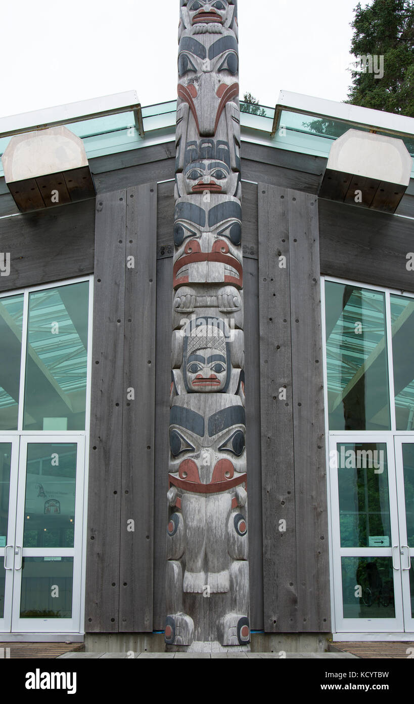 Haida Heritage Center am Ḵay Llnagaay, Haida Gwaii, der früher als Queen Charlotte Islands, British Columbia, Kanada bekannt Stockfoto