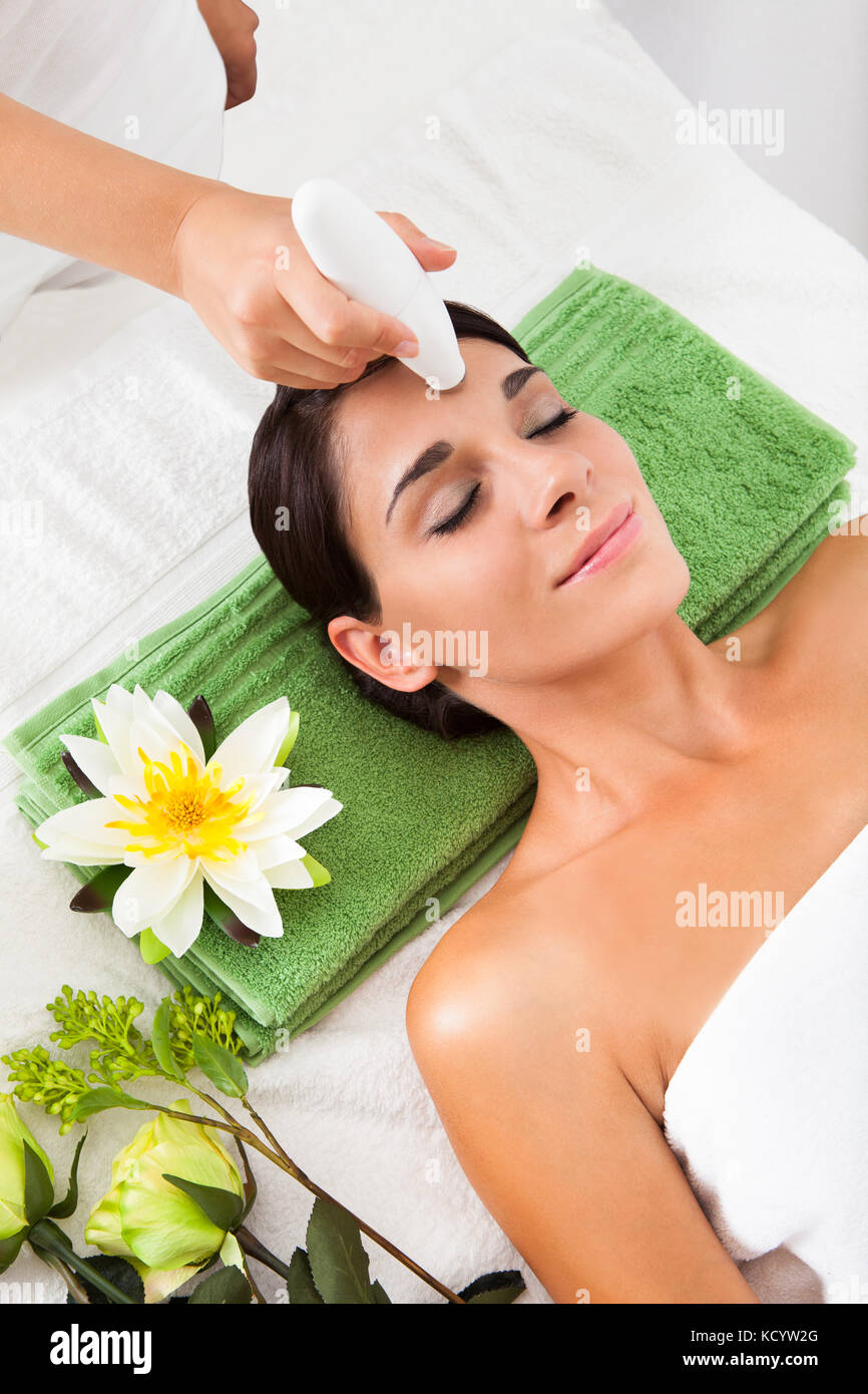 Junge Frau erhält ein Gesicht Behandlung im Beauty Spa Stockfoto