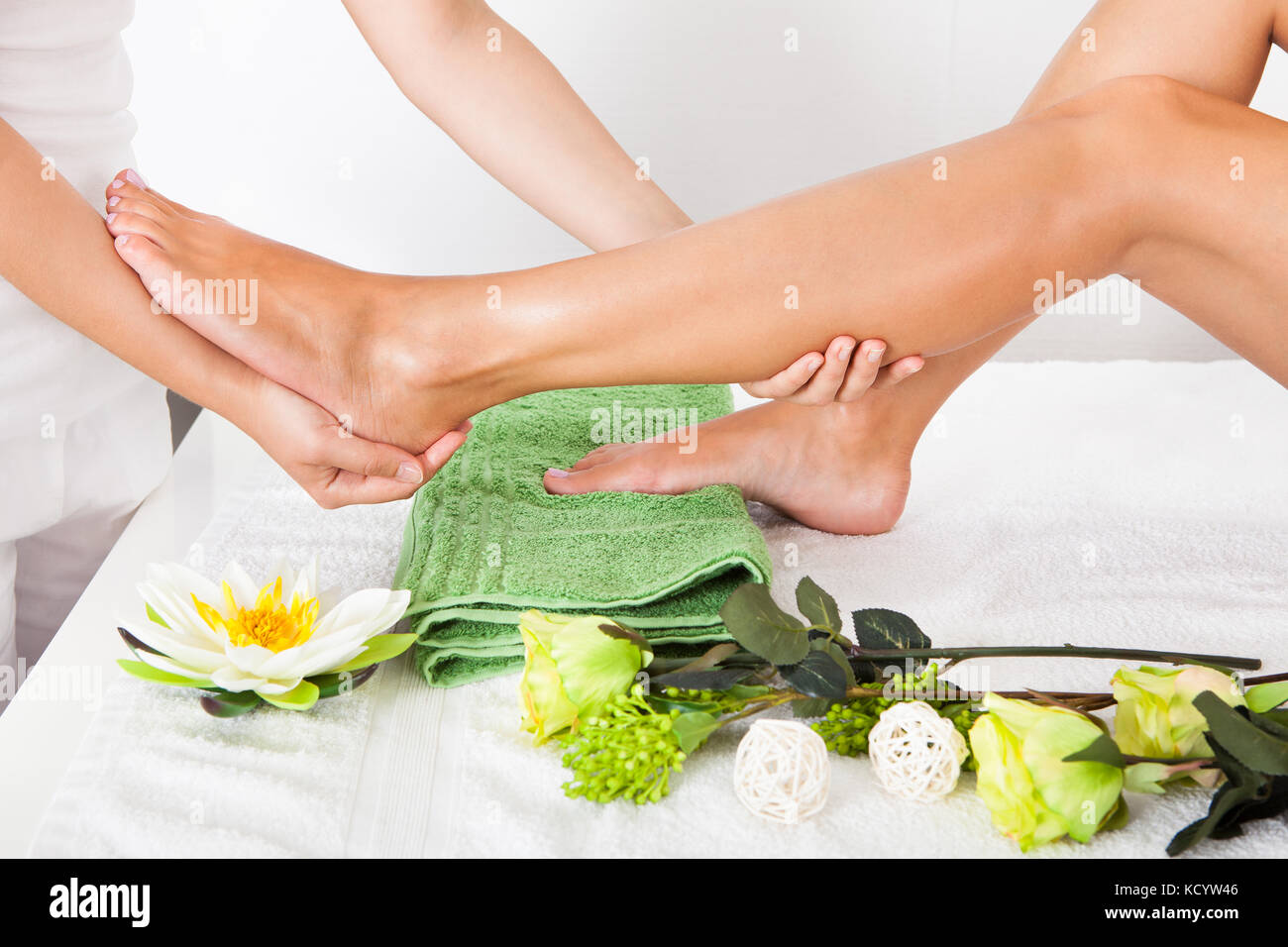 Close-up von Frau, Füße, Fuß Massage im Spa Stockfoto