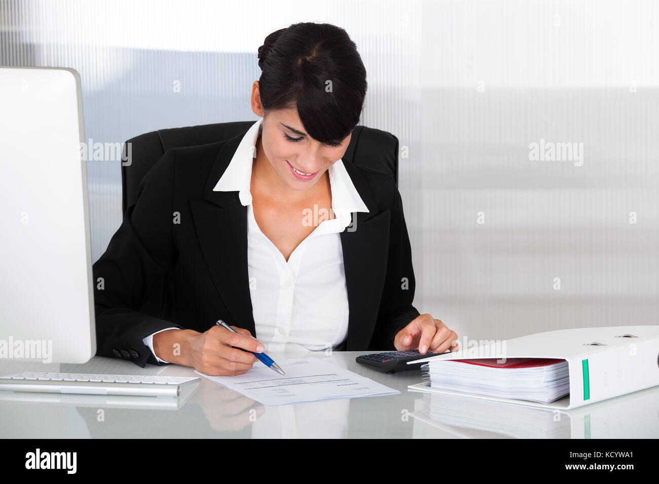 Porträt der jungen glücklich Geschäftsfrau Berechnung mit dem Rechner im Büro Stockfoto