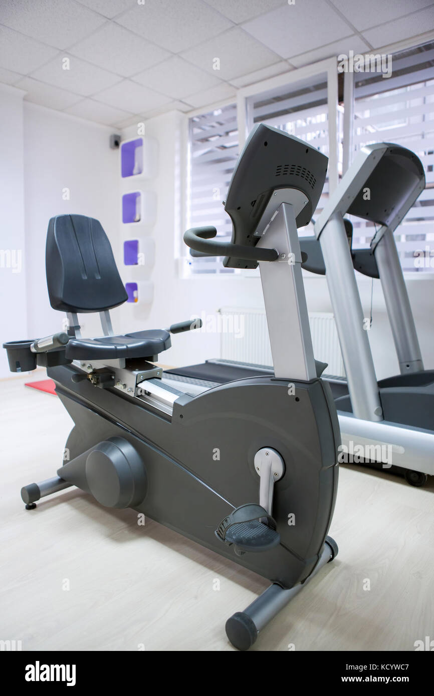 Elliptical Crosstrainer, Fahrradergometer bei Fitness Gym Stockfoto