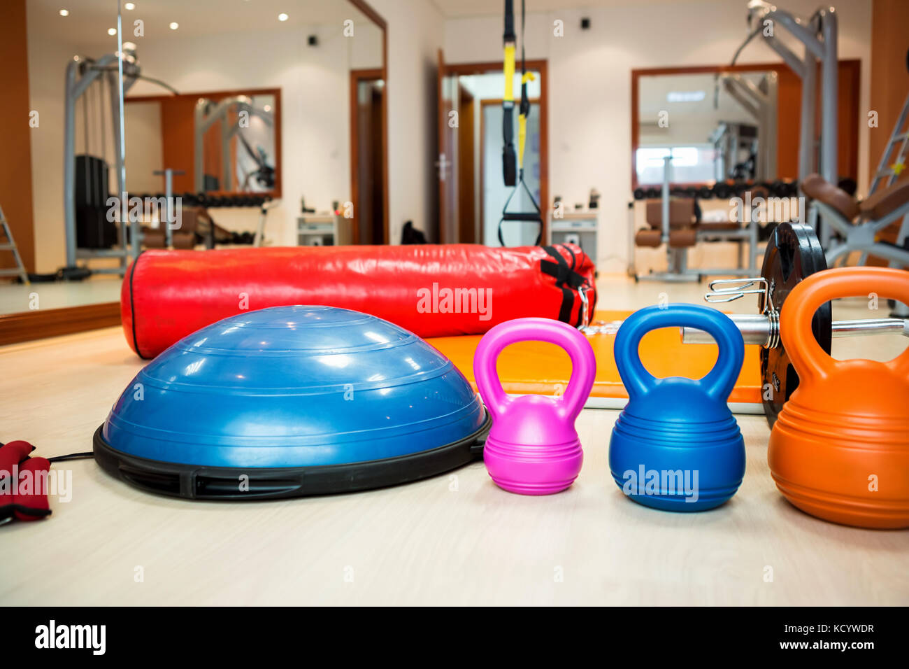 Kettlebells im Fitnessraum mit Stepper Stockfoto