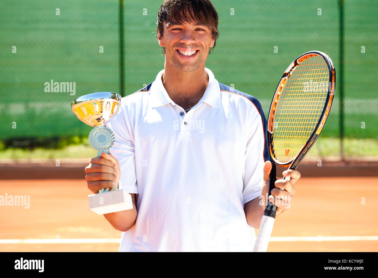 Junge Glück tennis player gewann den Cup, Trophäe Stockfoto
