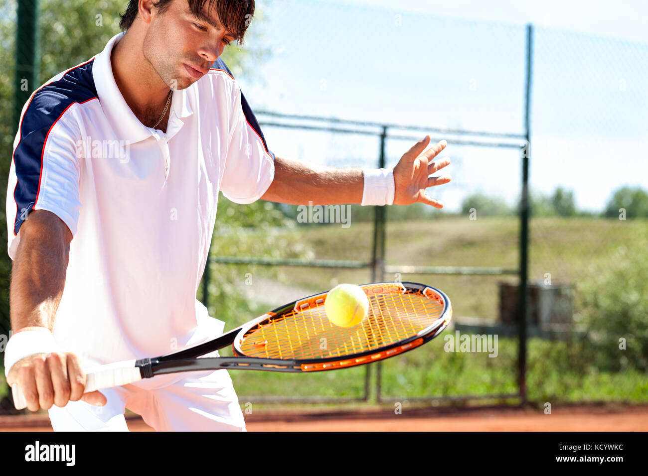 Tennis Player holding Schläger mit Ball Stockfoto