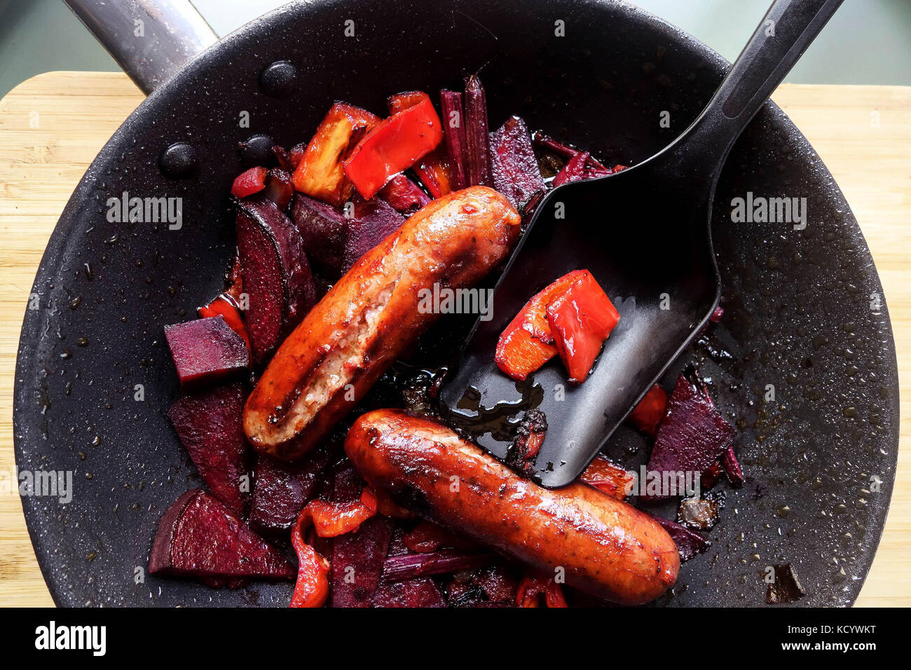 Wurst, rote Beete und Pfeffer Eintopf Stockfoto
