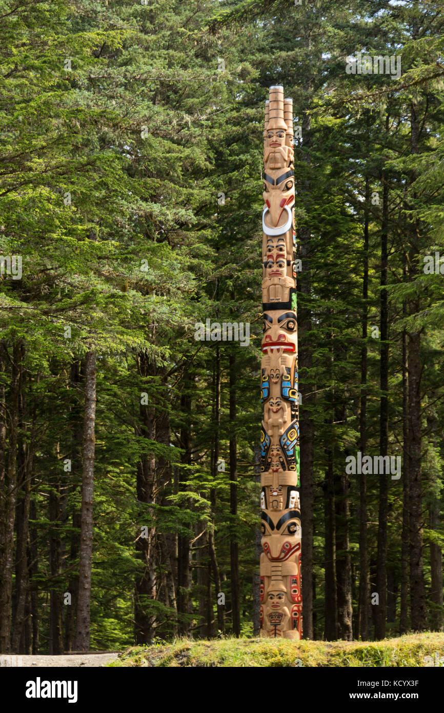 Neue Totem Pole von Christian Weiß und Auszubildende an Hiellen Langhaus Dorf, Tow Hill, Haida Gwaii, der früher als Queen Charlotte Islands, British Columbia, Kanada bekannt Stockfoto