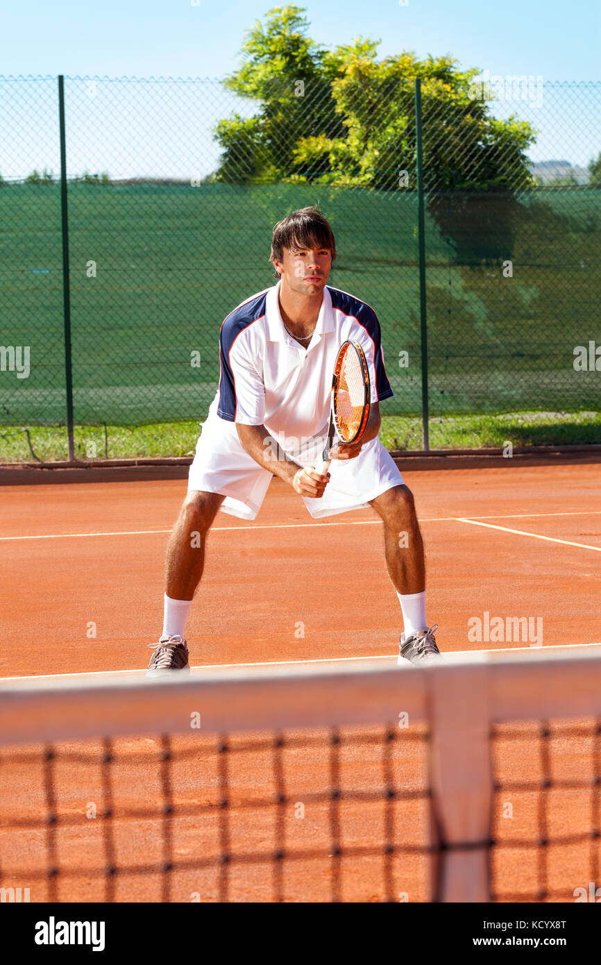 Mann in Sportswear spielt Tennis am Training Stockfoto