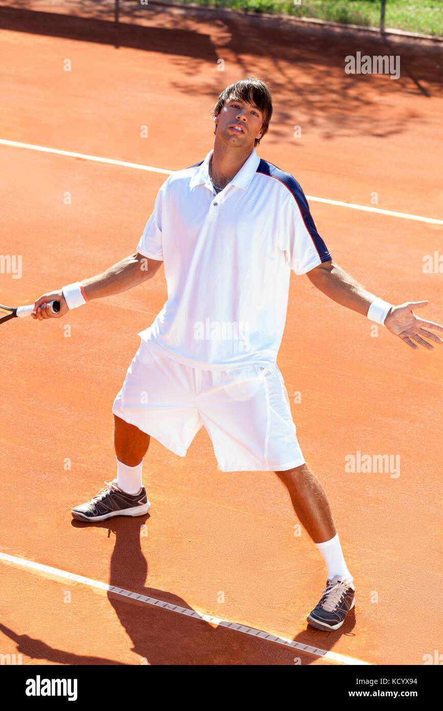 Verärgert tennis player auf Tennisplatz Stockfoto