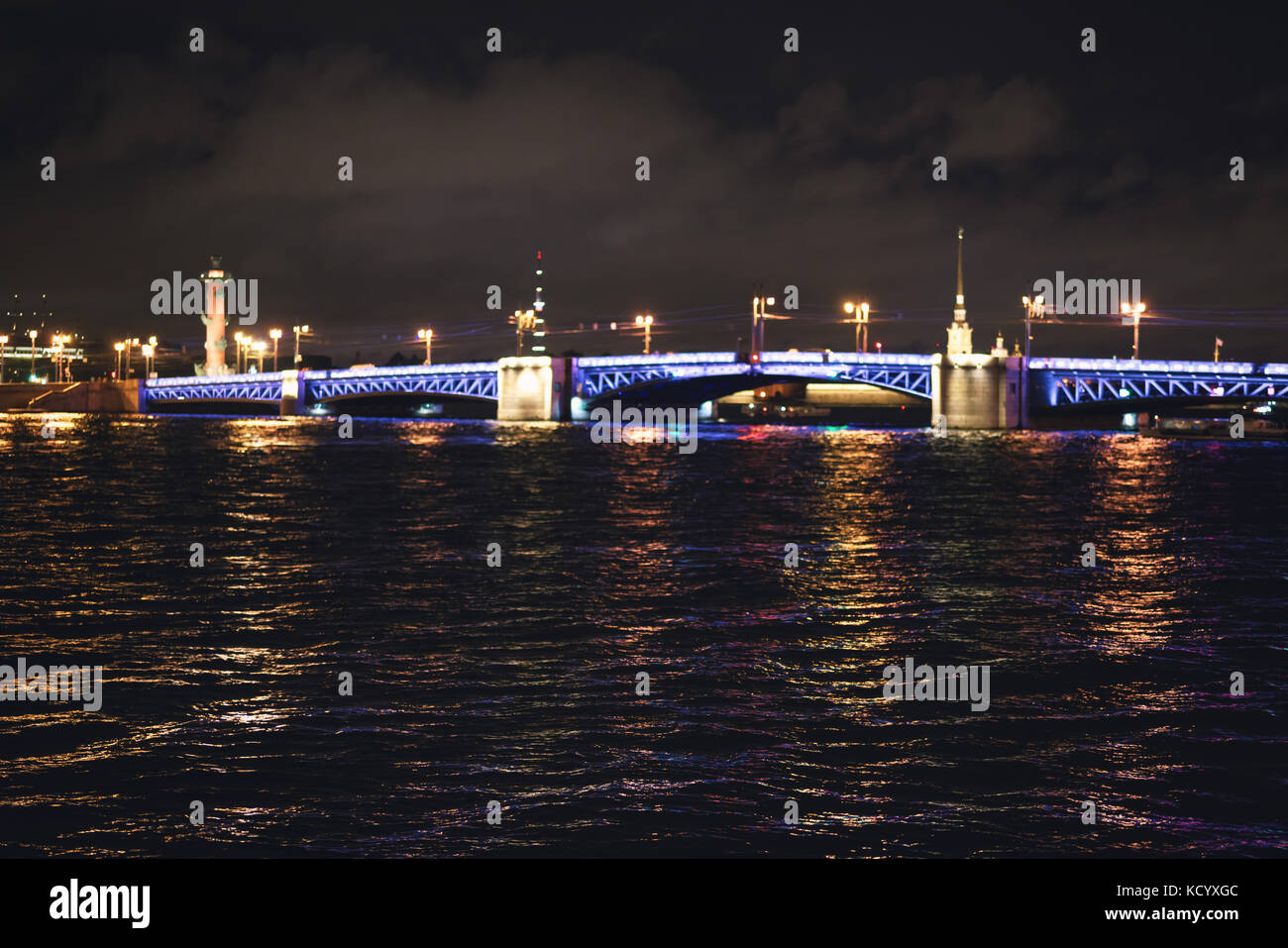 Blur Schuß von geschlossenen Palace Bridge in St. Petersburg bei Nacht Stockfoto